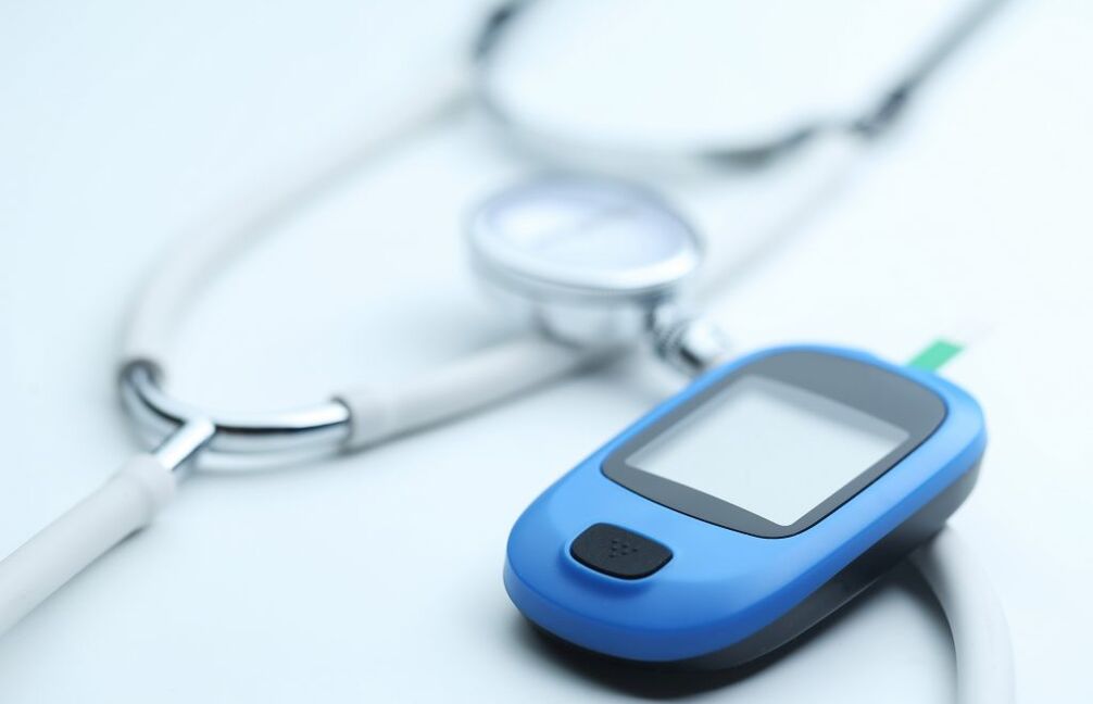 Der Glukometer hilft dabei